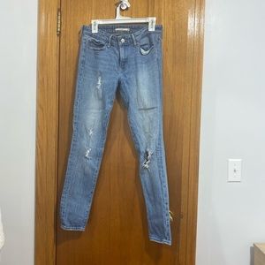 711 Levi’s medium wash jeans